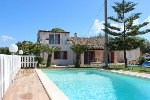 The swimming pool at or close to Villa Clara