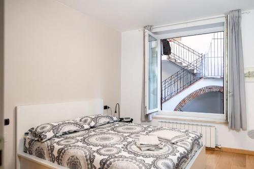 sypialnia z łóżkiem i dużym oknem w obiekcie Feel at Home - NEL CUORE DI LOVERE w mieście Lovere