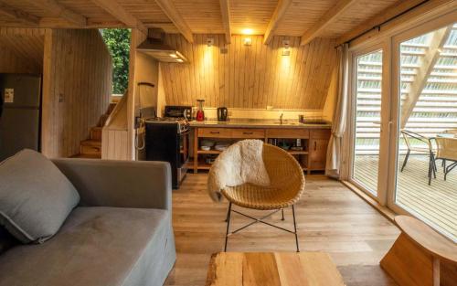 sala de estar con sofá y cocina en Termas de Aguas Calientes, en Puyehue