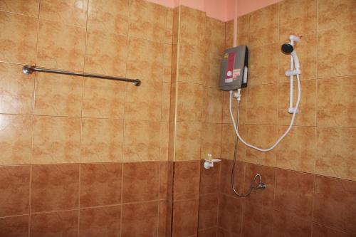uma casa de banho com um chuveiro e um telefone na parede em Maehaad Guesthouse em Mae Haad