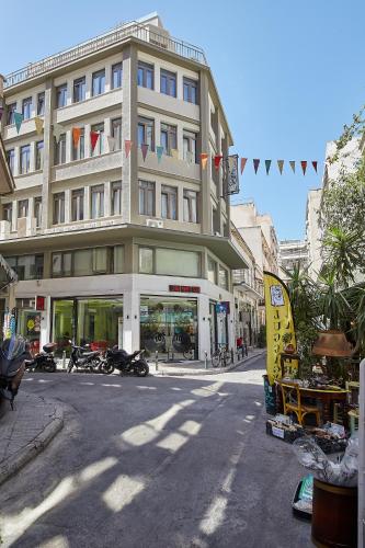 Petite rooftop room for single person in the heart of Athens!