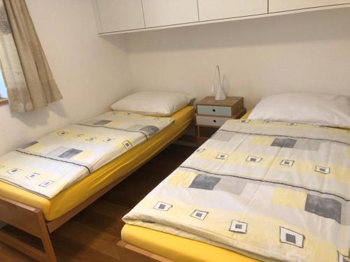 Cette chambre comprend 2 lits jumeaux. dans l'établissement Haus Allod 201 Gretler, à Lenzerheide