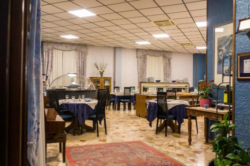 ein Restaurant mit Tischen und Stühlen in einem Zimmer in der Unterkunft Hotel Il Telegrafo in Melegnano