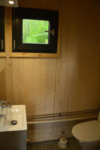 Ett badrum på Treehut, nature, birds, silence and fjord