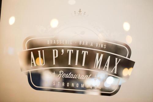 ルクセンブルクにあるAu P'tit Max - Studios hotelの窓の上の狡猾な道を示す看板