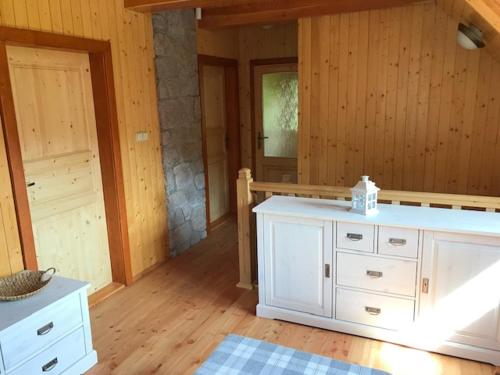 Zimmer mit einer weißen Theke und Holzwänden in der Unterkunft Drevenica Starý Mlyn in Prievidza
