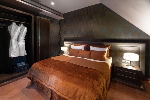 a bedroom with a large bed and two lamps at Hotel Bulwar in Toruń