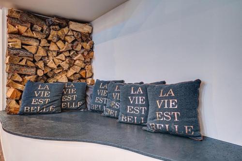 two pillows on a shelf next to a stone wall at Hotel Stadt Mühlhausen in Mühlhausen