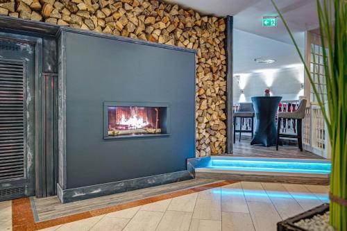 a fireplace in a living room with a fire place at Hotel Stadt Mühlhausen in Mühlhausen