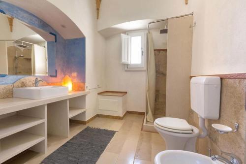 トリカーゼにあるTenuta Milicedduのバスルーム(トイレ、洗面台、シャワー付)