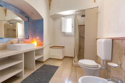 a bathroom with a toilet and a sink and a shower at Villa Miliceddu in Tricase