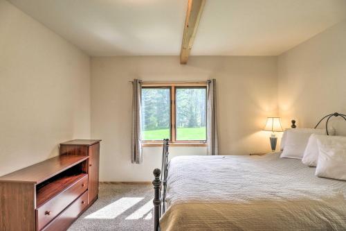 Säng eller sängar i ett rum på Scenic Forest Lodge Outside Glacier National Park!