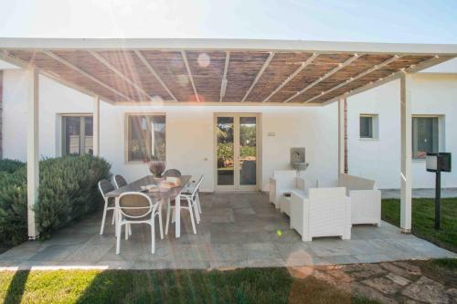 a covered patio with a table and chairs and a table and chairsktop at Pietre Rosse Sicule - case vacanze Elena e Marta in Montevago