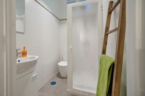 ein weißes Bad mit einem WC und einem Waschbecken in der Unterkunft casa do lago in Setúbal
