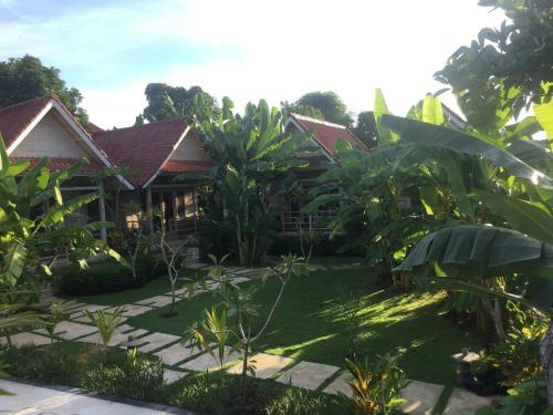 a house in the middle of a garden at Le Biu garden View in Nusa Lembongan