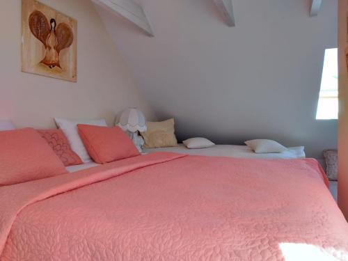 a bedroom with a bed with a pink blanket at Cafe Duo in Wisełka