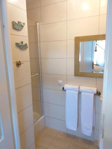 a bathroom with a shower and two white towels at Cafe Duo in Wisełka