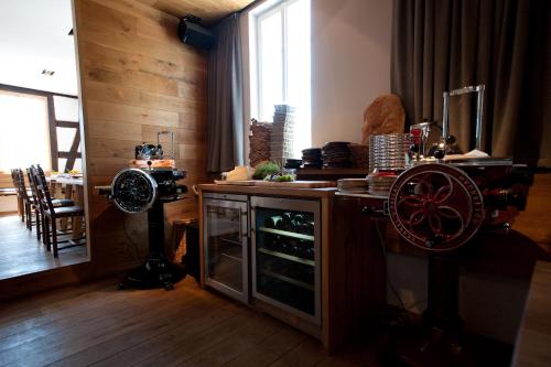 Habitación con escritorio, ventilador y ventana. en Hotel Wirtshaus Garbe, en Stuttgart