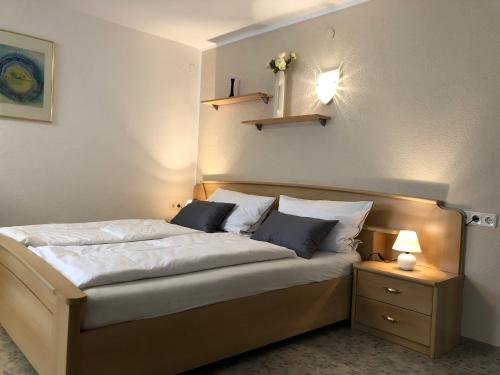 Postel nebo postele na pokoji v ubytování Ferienwohnung EG Familie Meinschad