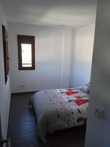 a bedroom with a bed and a window at Villa Madodos con piscina privada, jacuzzi, barbacoa y chimenea in Riofrío