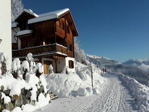 a snow covered building on a snow covered mountain at Er Liung - Ferienwohnung für max. 3 Personen in Falera