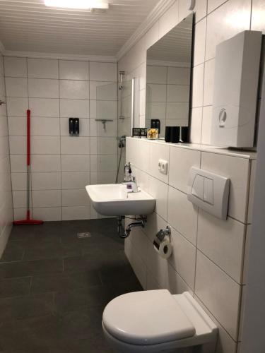 ein Bad mit einem WC und einem Waschbecken in der Unterkunft Doros Ferienoase in Herzogenrath