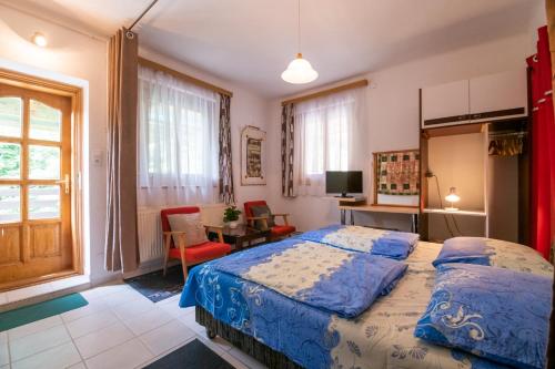 a bedroom with a bed and a desk at Aranyláz Vendégház in Visegrád