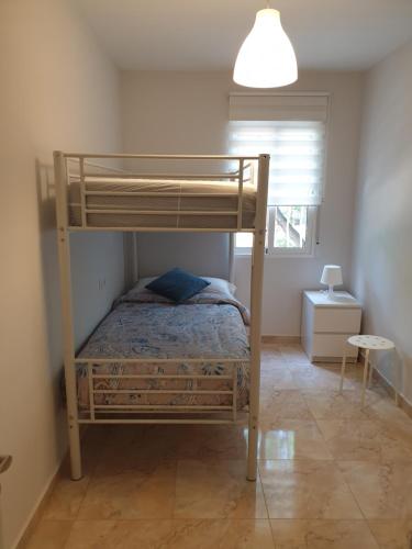 バレンシアにあるBiancaのベッドルーム1室(二段ベッド1組付)