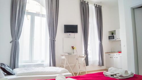 1 dormitorio con cama, mesa y ventana en Brilliant 1BR Apt - Perfect for Longstays, en Viena