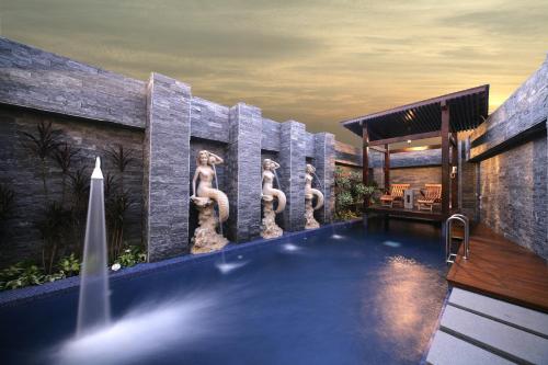 The swimming pool at or close to Dubai Villa Motel