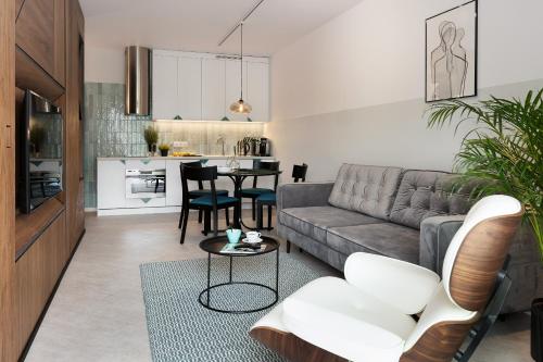 ein Wohnzimmer mit einem Sofa und einem Tisch in der Unterkunft Palicki - Apartamenty z widokiem na morze in Rewal