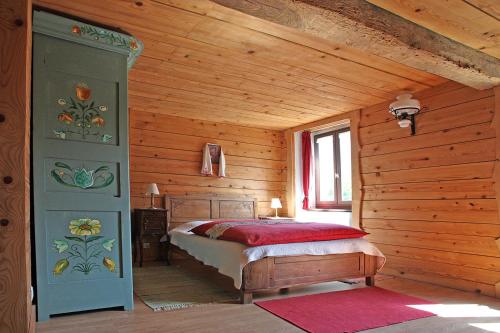 una camera da letto con letto in una camera in legno di L'ÉCHAPPÉE BELLE a Lacourt