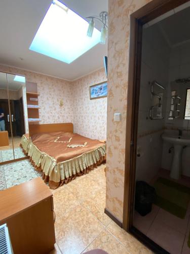 Pokój z łóżkiem i umywalką w obiekcie Золотий Лев w mieście Zvenyhorodka