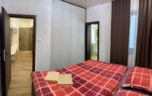 a bedroom with a bed with two towels on it at Apartmánový dom Poludnica I., Chopok Juh, Jasná in Tale