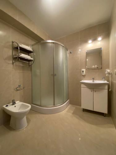 a bathroom with a shower and a toilet and a sink at Apartamenty rodzinne przy plaży in Kołobrzeg