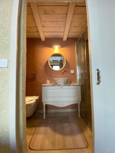 Koupelna v ubytování ZEVKLİLER ALAÇATI boutique hotel & fine dining