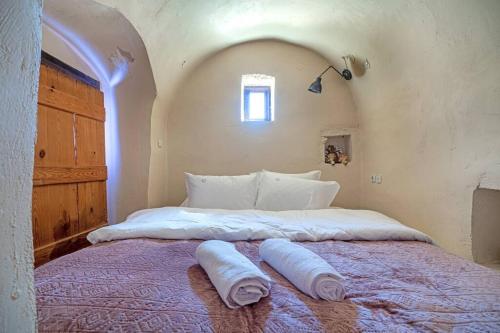 Postel nebo postele na pokoji v ubytování MYRTILO TRADITIONAL STONE HOUSE !!!