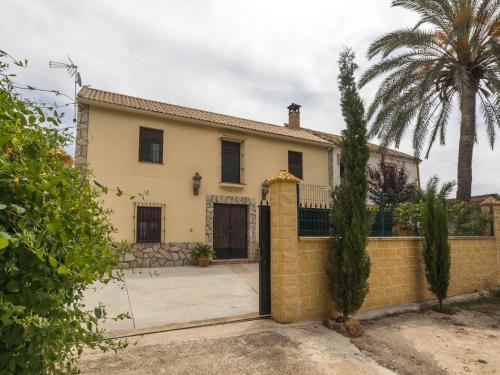 uma casa com um portão e uma palmeira em Rural house Santa F with private swimming pool em Córdoba