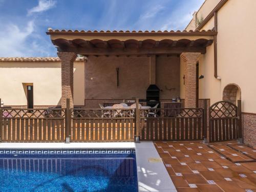 uma villa com uma piscina e uma casa em Rural house Santa F with private swimming pool em Córdoba