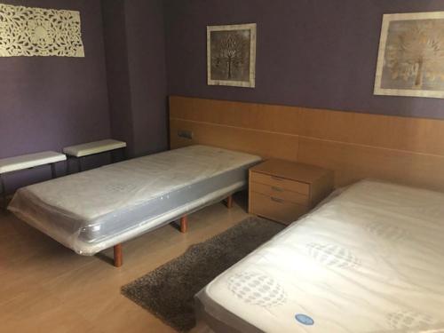 Habitación con 2 camas en una habitación en Iberflat Villa Tramontana, en Benicàssim
