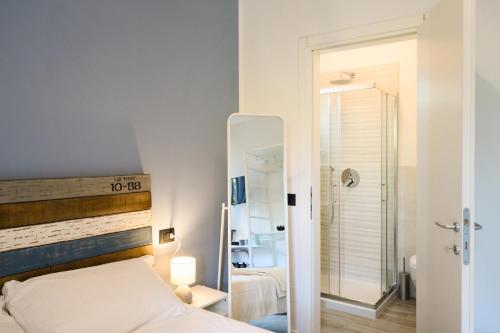 维罗纳Casa Porta Nuova Verona的带床和镜子的卧室