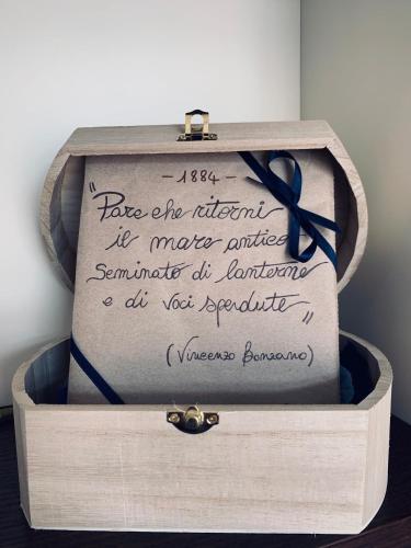 a wooden box with a piece of paper in it at Mini-Appartamenti, Camere Lanterna Blu in Mombello Monferrato