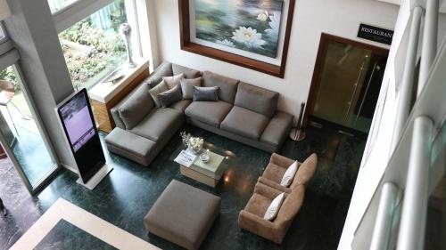 an overhead view of a living room with a couch and a television at Mesón Ejecutivo Guadalajara - Nuevo Consulado Americano Monraz in Guadalajara