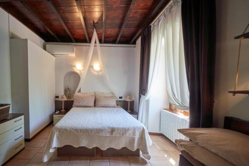 シルミオーネにあるPorto Valentino 2の木製の天井のベッドルーム1室(ベッド1台付)