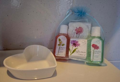 a container of soap and a bowl on a table at Mini-Appartamenti, Camere Lanterna Blu in Mombello Monferrato