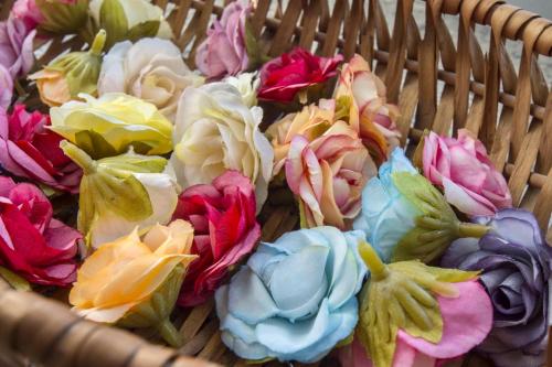 a basket filled with different colored flowers at Mini-Appartamenti, Camere Lanterna Blu in Mombello Monferrato