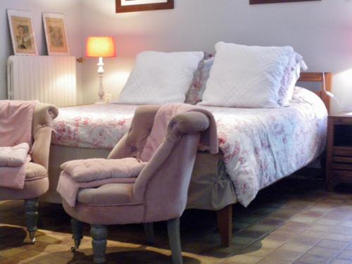 sypialnia z łóżkiem i krzesłem w obiekcie La Metairie du Pont w mieście Sainte-Hermine