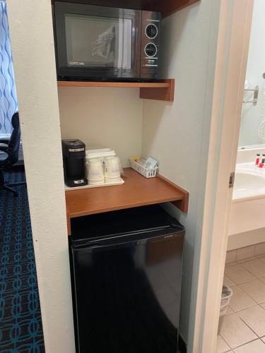 Postel nebo postele na pokoji v ubytování Days Inn & Suites by Wyndham Cambridge