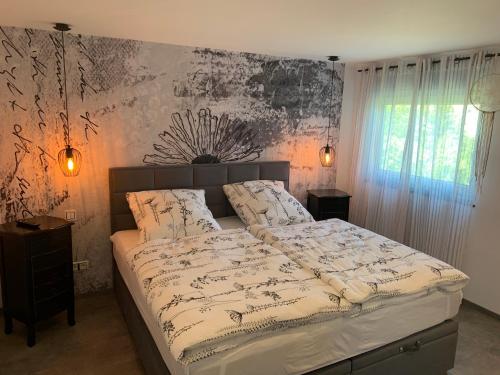 ein Schlafzimmer mit einem großen Bett in einem Zimmer in der Unterkunft Zeit in Hambach in Neustadt an der Weinstraße