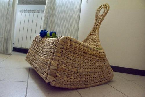 a large wicker bag with two birds in it at Mini-Appartamenti, Camere Lanterna Blu in Mombello Monferrato